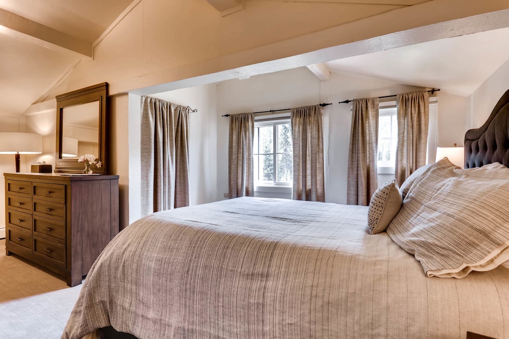 Petite, Suite, Queen and Twin Beds، Ski Tip Lodge 2/9