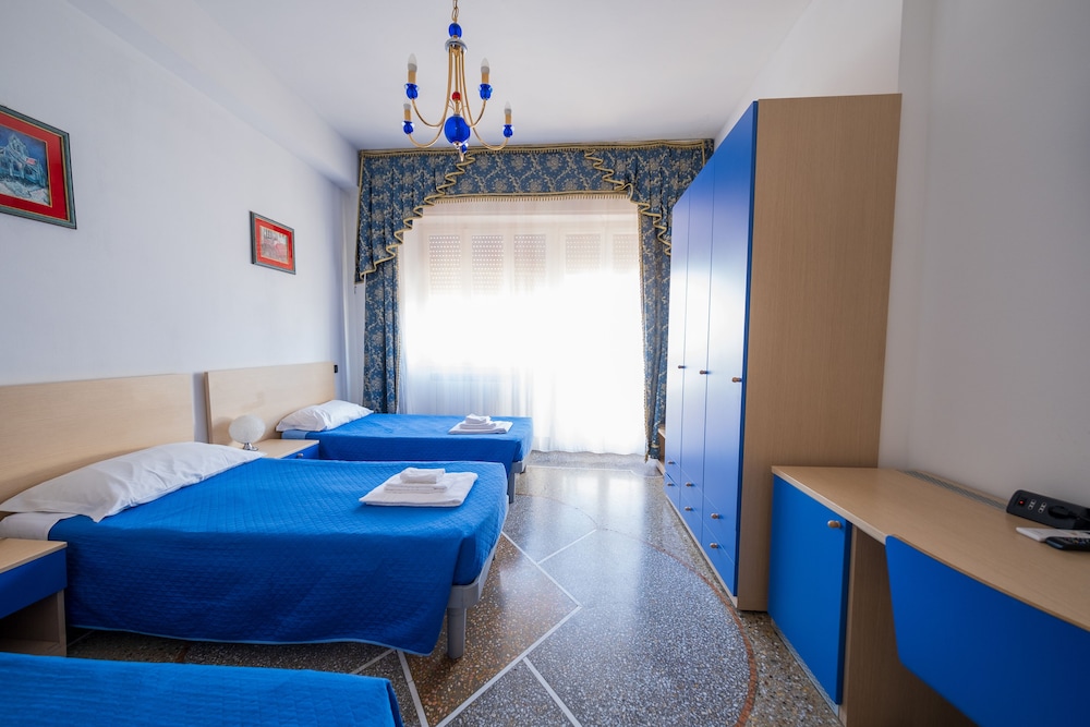 ROOM, TRIPLE, SHARED BATHROOM