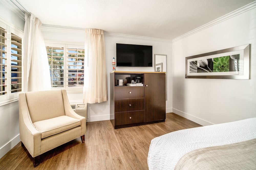 Little Inn By The Bay Newport Beach 24/45