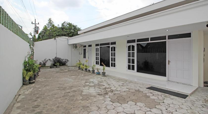 RedDoorz near Terminal Tirtonadi 4/20