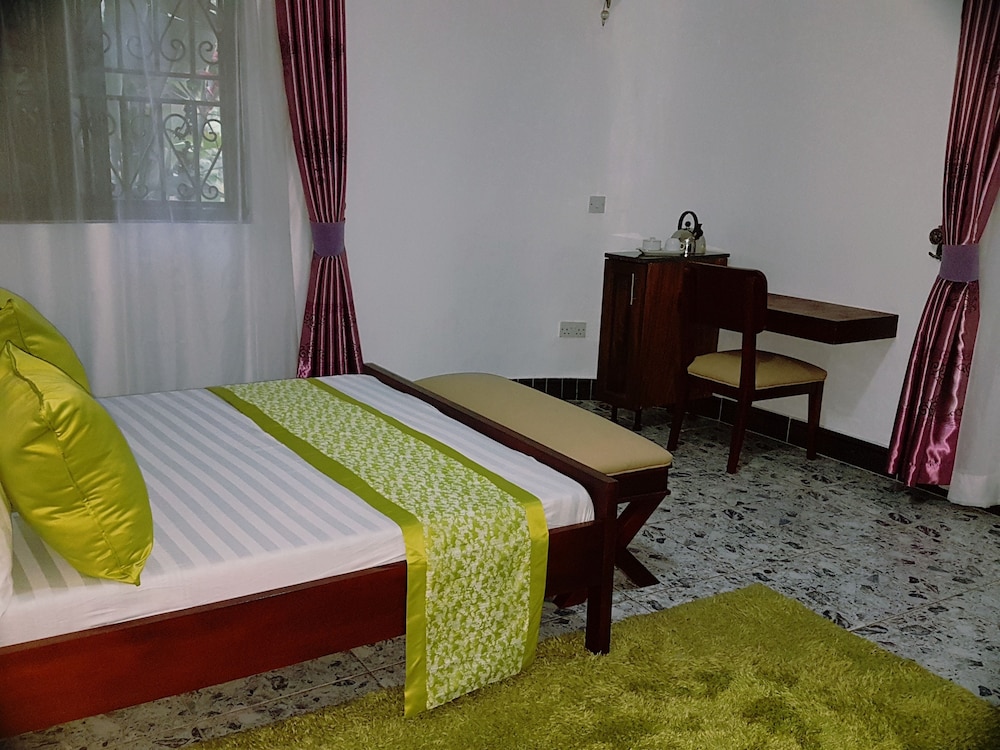 Sheevy's Bed N Breakfast 8/29