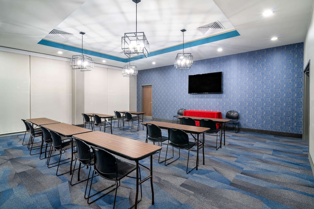 La Quinta Inn & Suites by Wyndham Louisville East 32/45