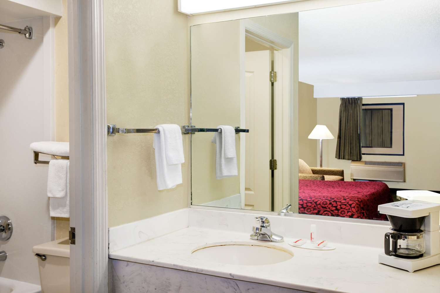Days Inn & Suites by Wyndham Columbia Airport 9/10