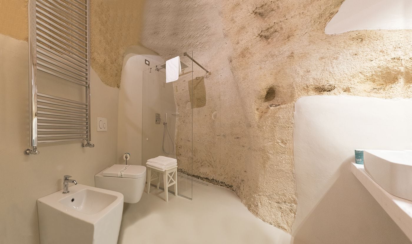 CAVE, DELUXE, SUITE