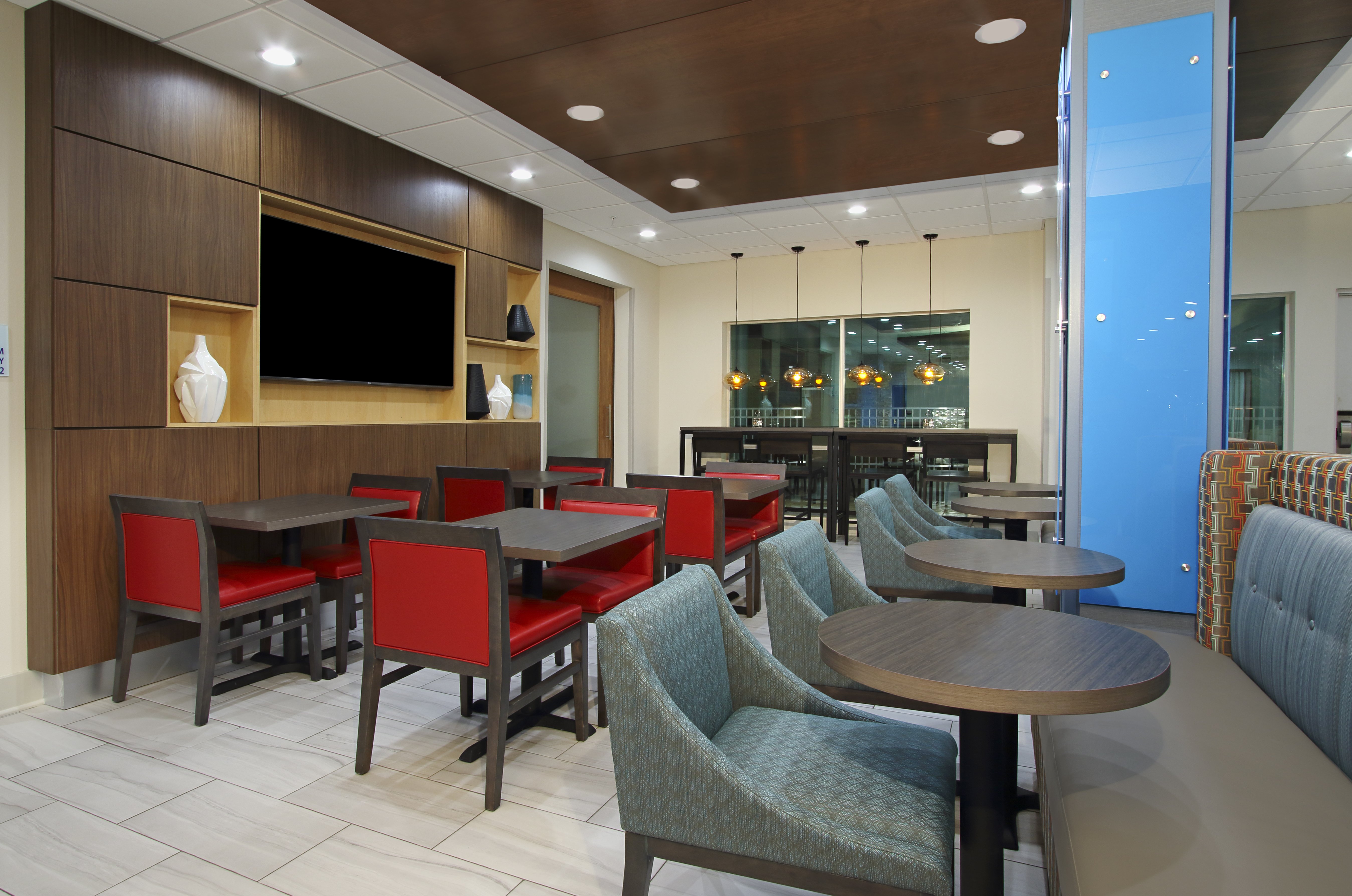 Holiday Inn Express & Suites Lake Charles South Casino Area 49/55