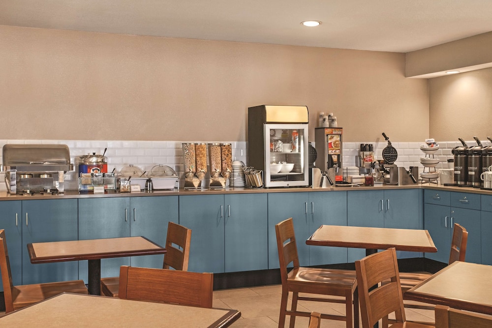 Country Inn & Suites by Radisson, Buffalo, MN 31/37