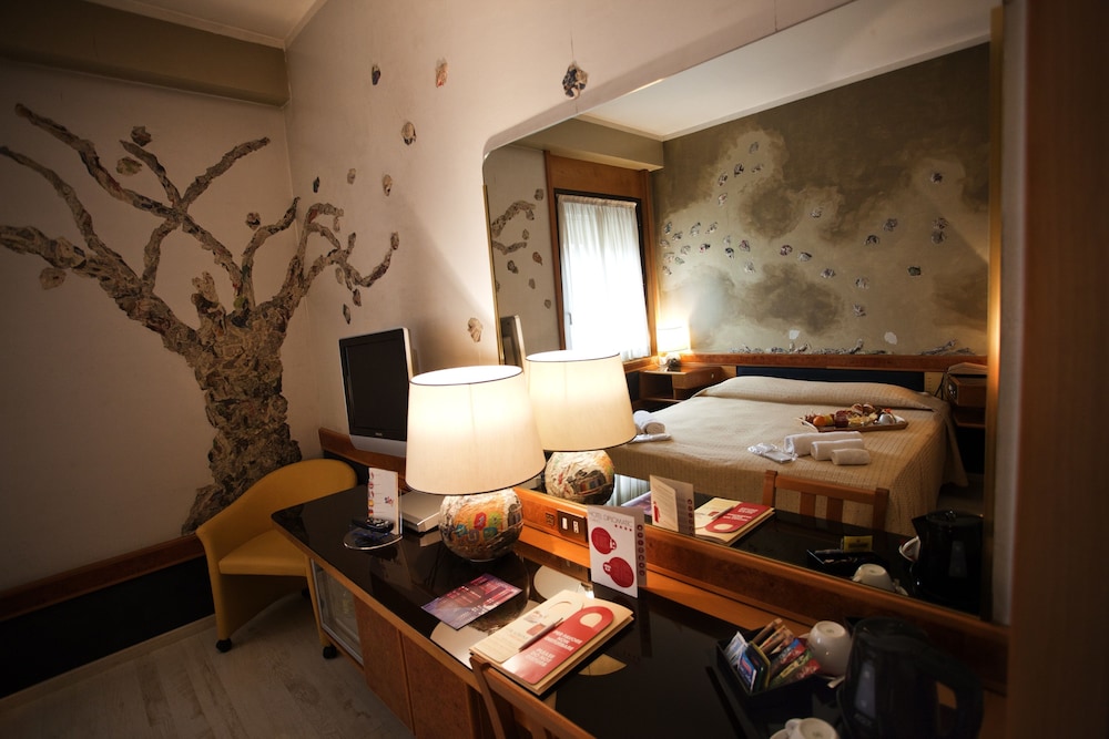 Diplomatic Hotel 52/62