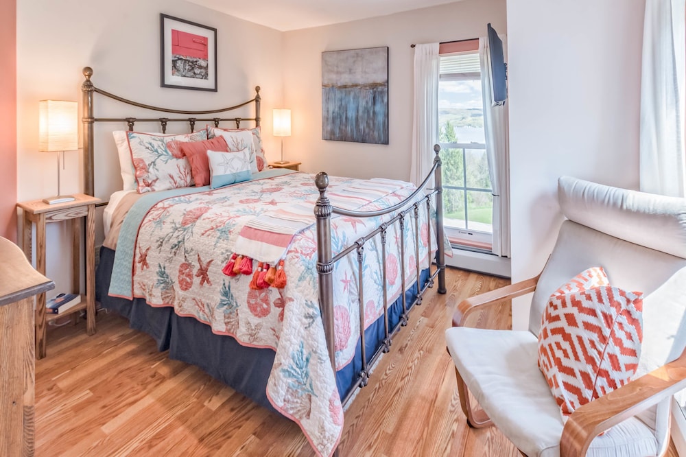 Room, Queen Bed, Lake View, South Wing