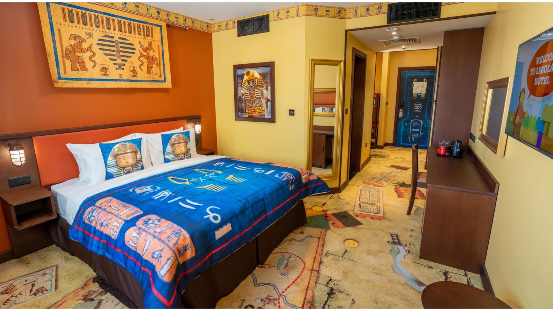 Theme, Adventure, Bunk Bed, Queen Bed
