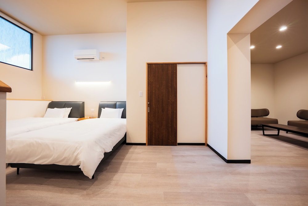 Room, Twin Beds, Stair Wing, Outdoor Wing
