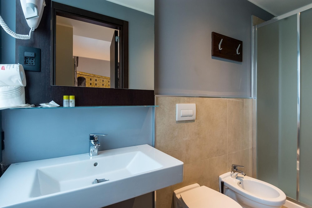 غرفة بسرير كوين بشرفة، B&B Hotel Savona 10/10