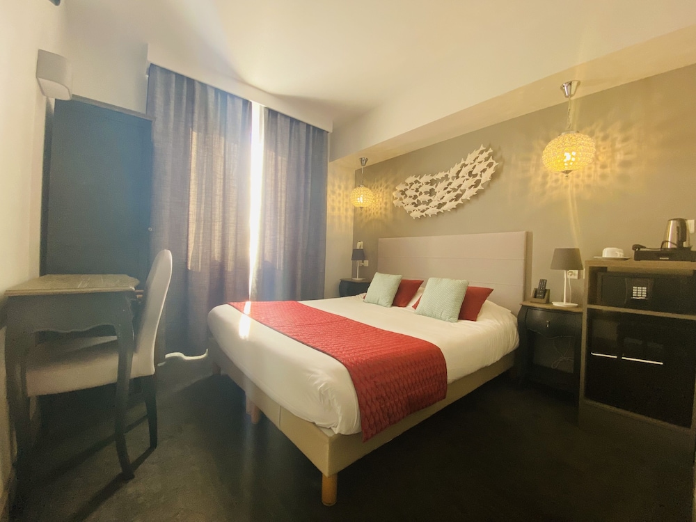 Brit Hotel Acacias 32/69