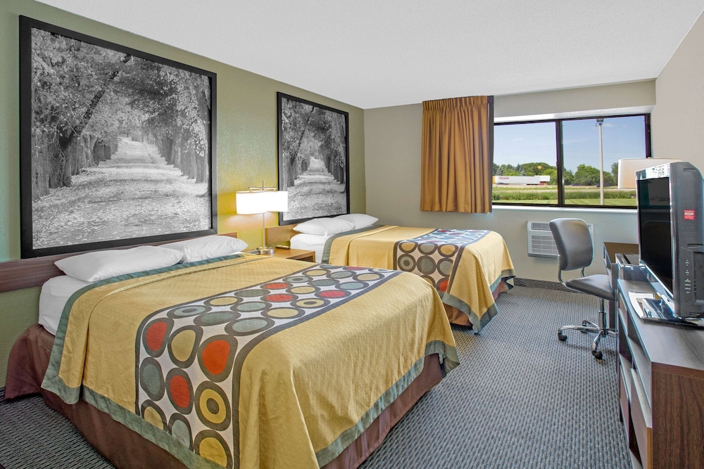 Super 8 by Wyndham Windsor/Madison North 17/28