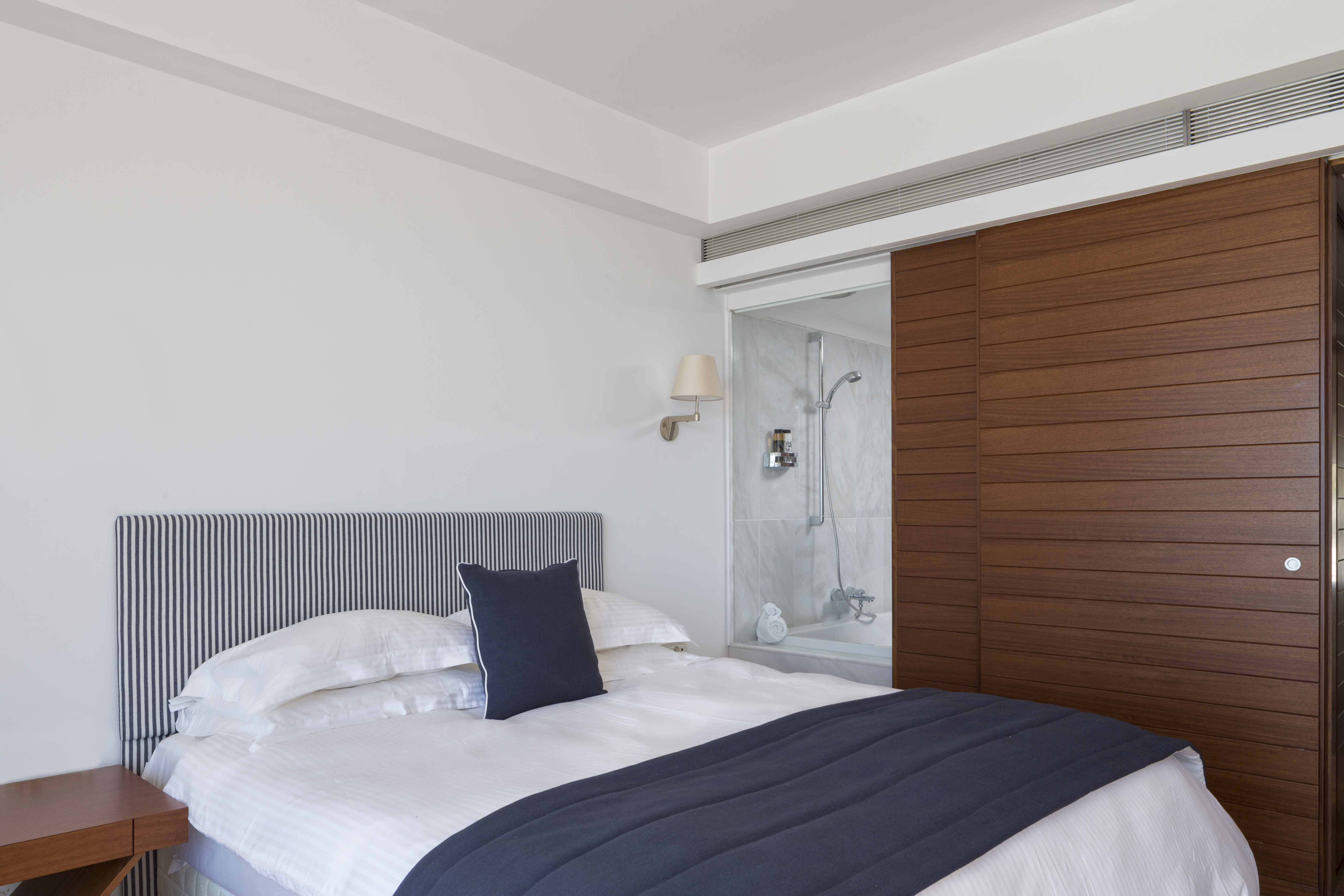 Room, Single, King Bed, Lateral Side Sea View