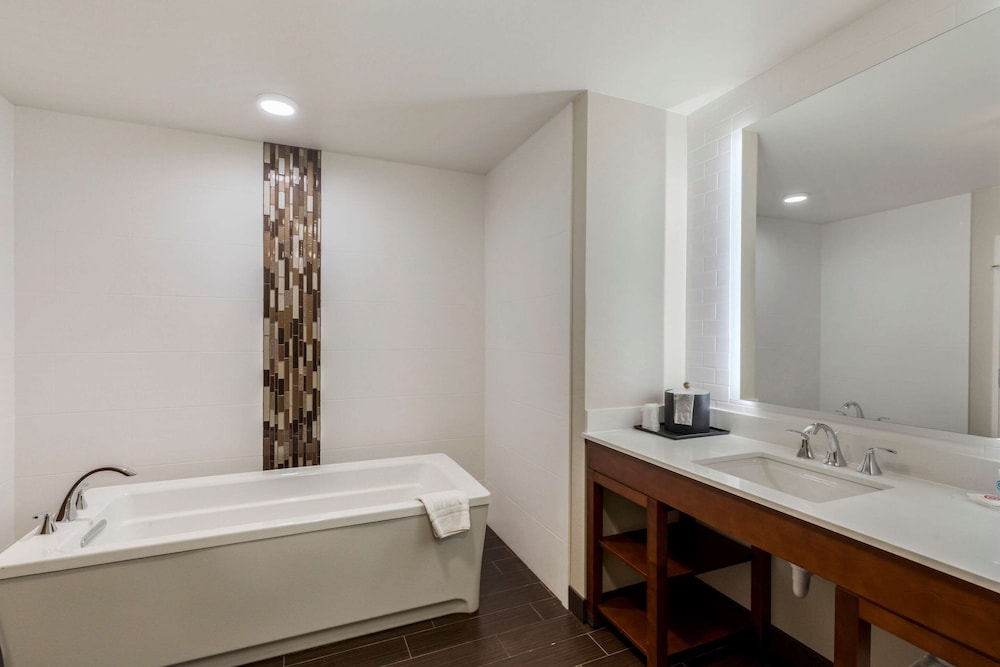 Comfort Suites Loveland 24/48
