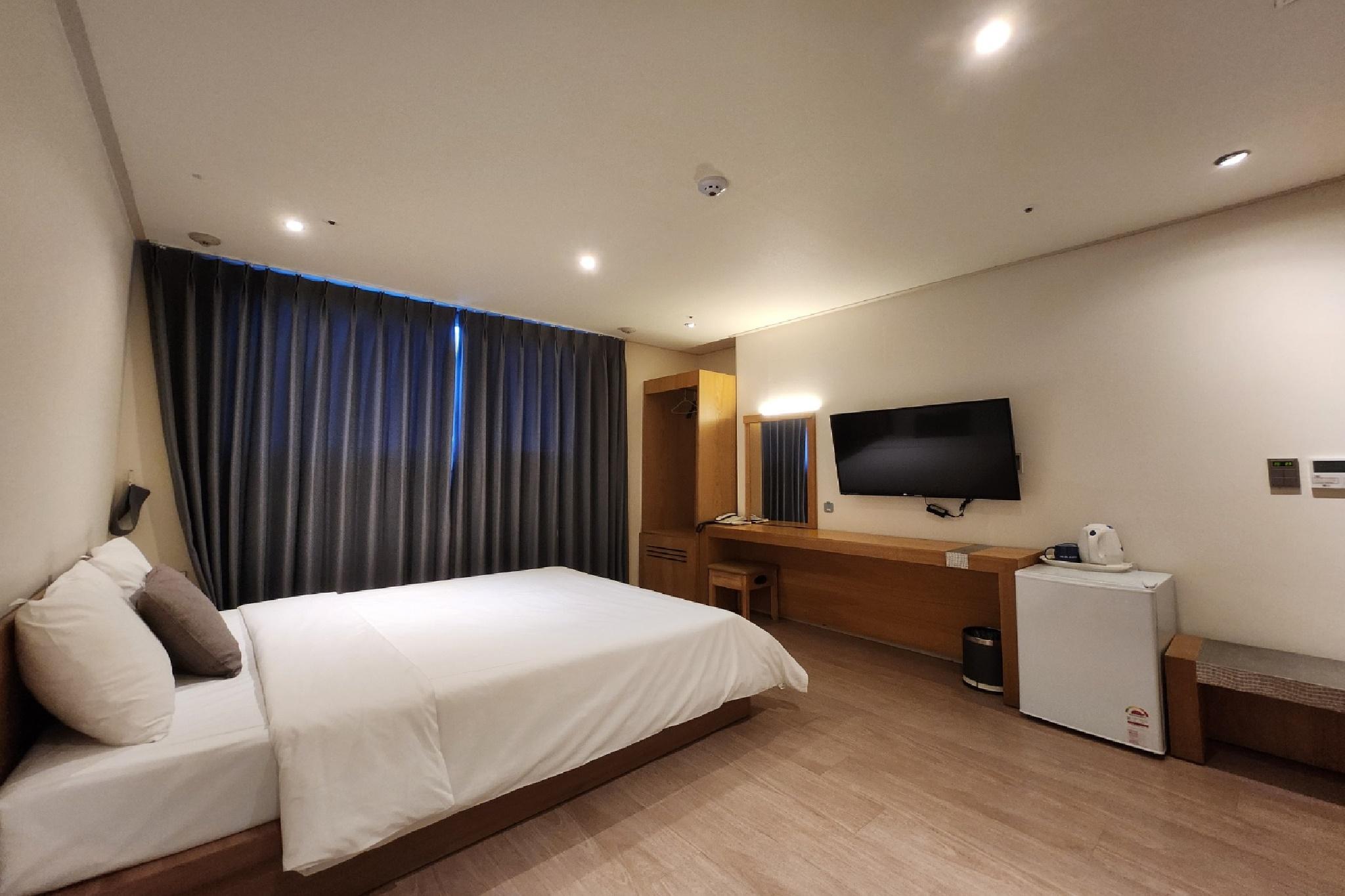 Yello, Deluxe, Double Bed