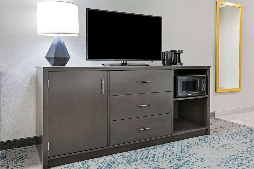 La Quinta Inn & Suites by Wyndham DFW West-Glade Parks 22/47