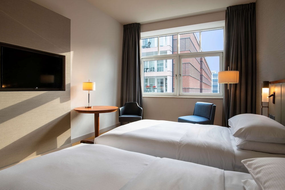 ROOM, TWIN BEDS, CATHEDRAL VIEW