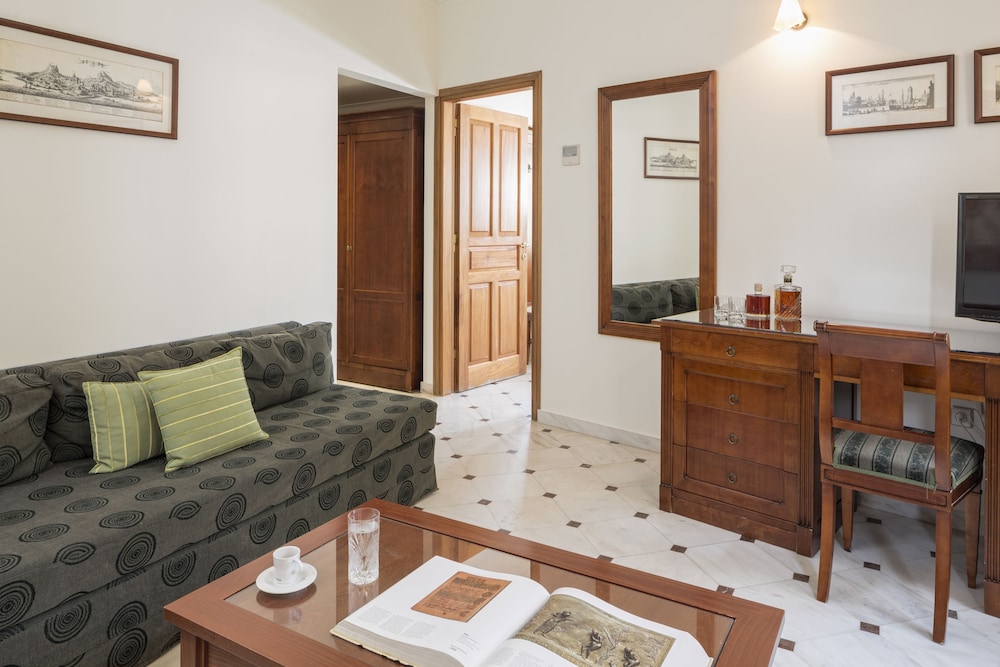 Casa Delfino Suites 65/93