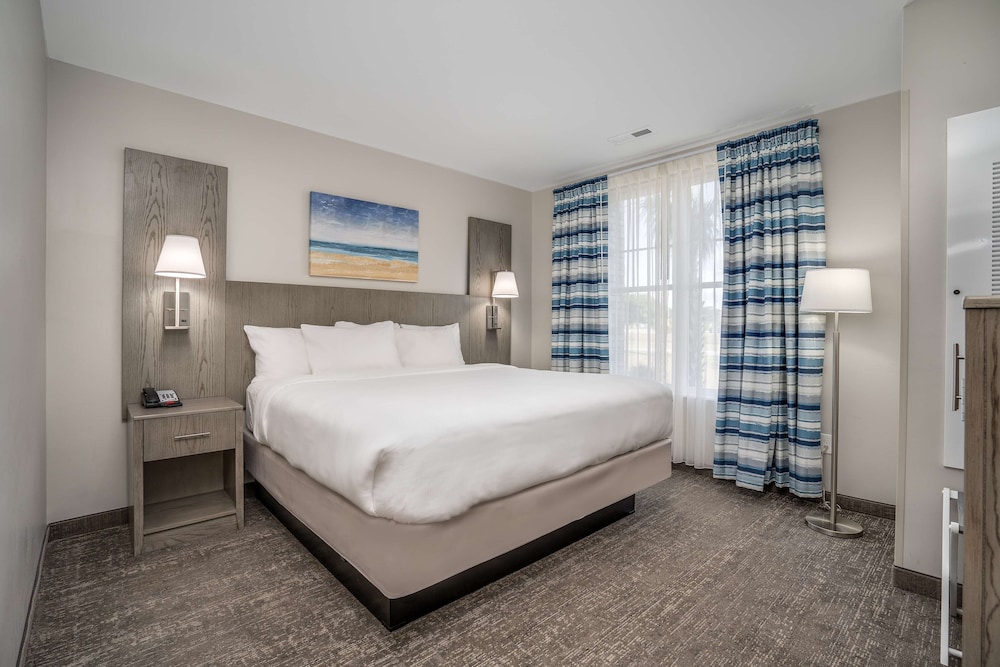جناح بسرير كينج بمنطقة جلوس، Lighthouse Suites Best Western Signature Collection 2/6