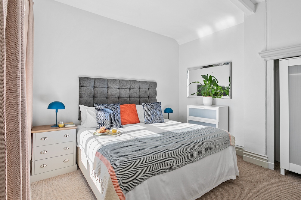 Bedford House Apartments 2/45