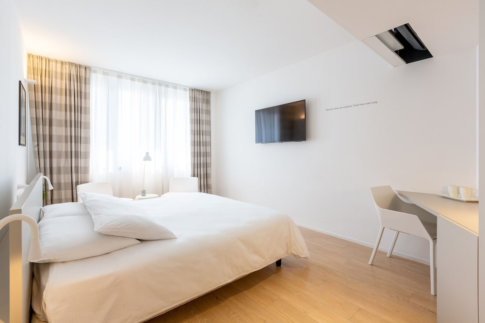SUPERIOR, DOUBLE BED, LAKE VIEW, JETTED TUB, TERRACE