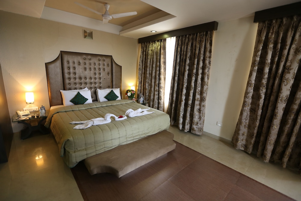 SILVER CLOUD HOTEL 23/71