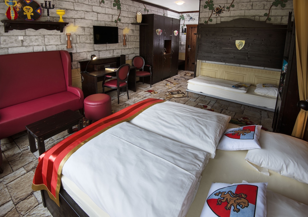Legoland hotel 8/75