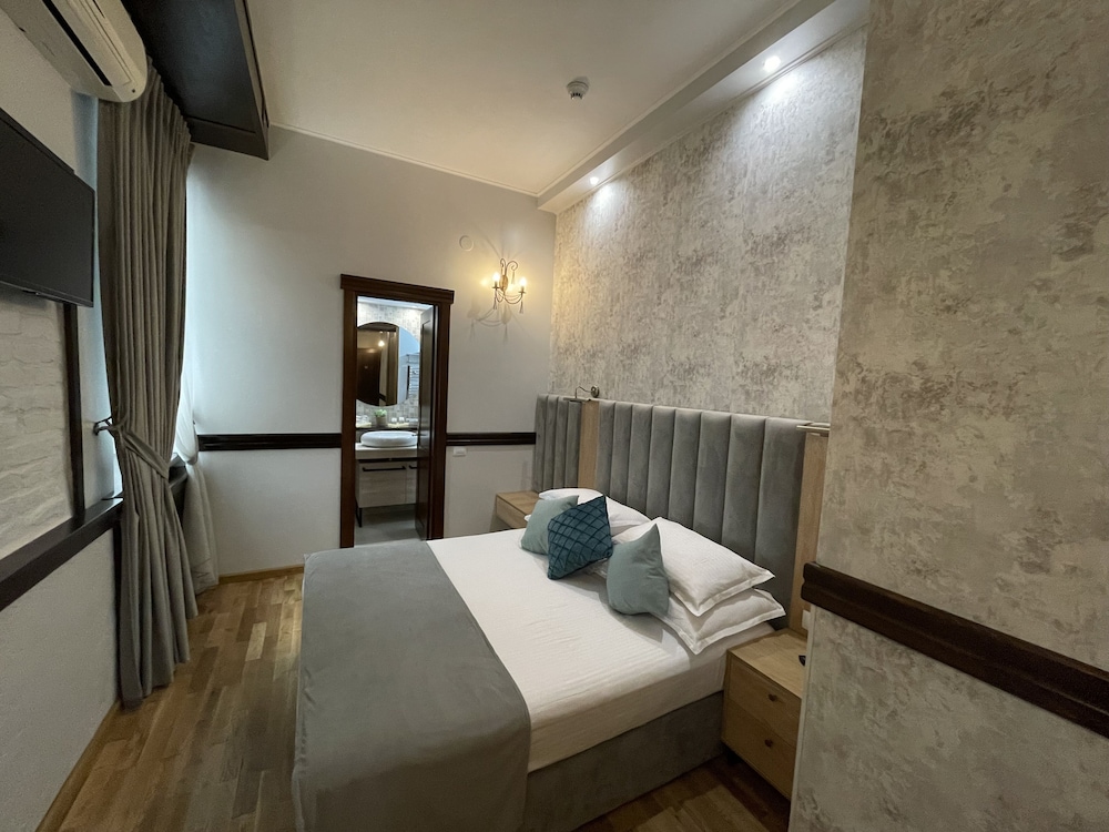 La Strada Boutique Villa 45/70