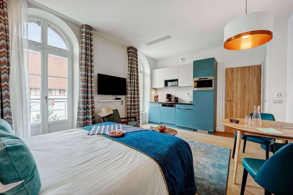 Studio, Double Bed, Custom Building