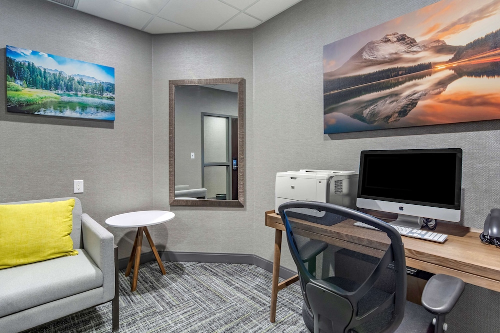 Hampton Inn & Suites by Hilton Edmonton/West 34/35