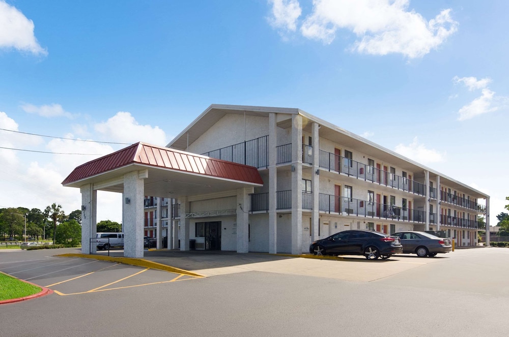 OYO Hotel Mobile AL I-65 at Airport Blvd 6/67