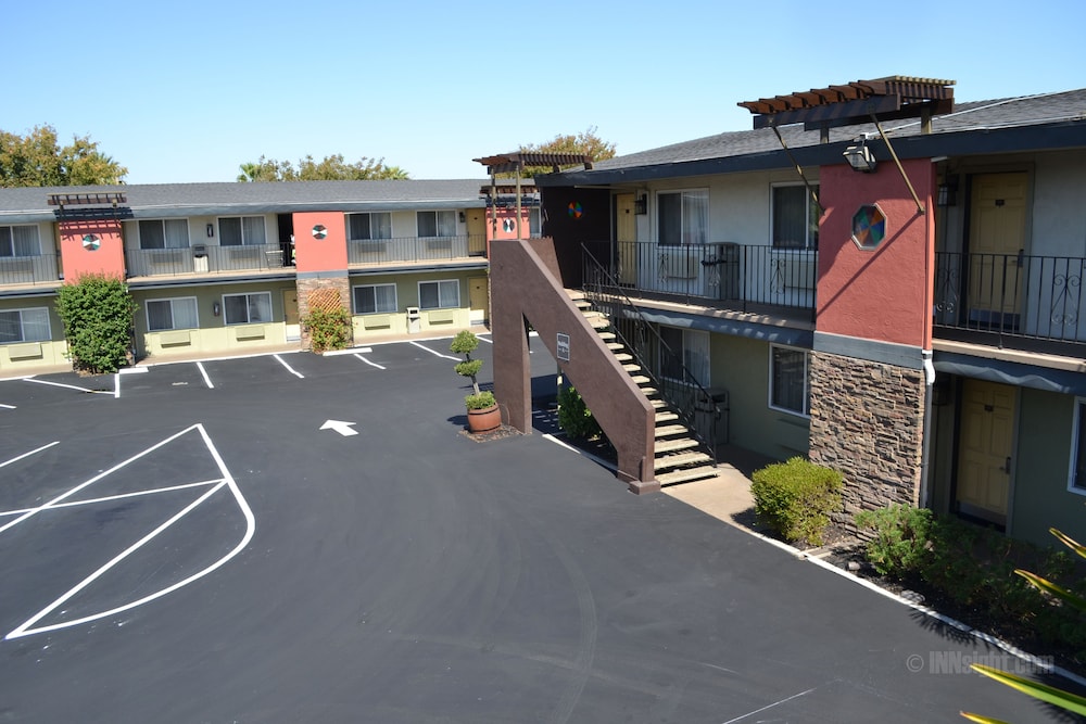 Days Inn & Suites by Wyndham Lodi 21/36