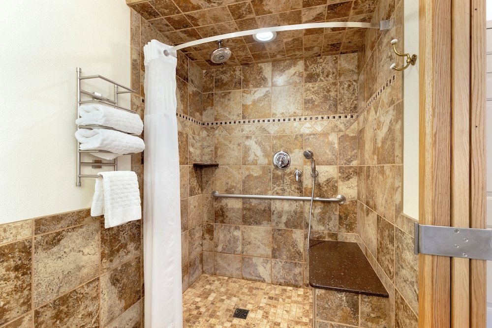 غرفة قياسية بسرير كوين لذوي الإعاقة، Best Western Plus Longbranch Hotel and Convention Center 4/4