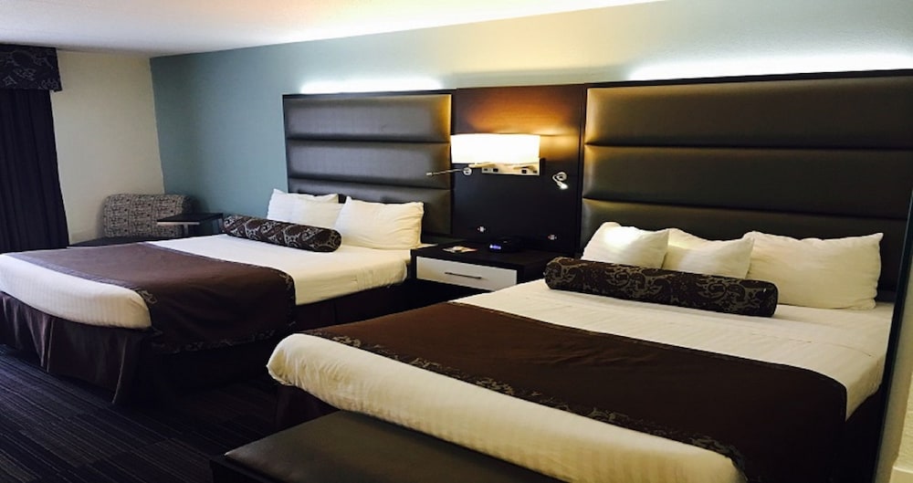 DELUXE, 2 QUEEN BEDS, BALCONY OR PATIO
