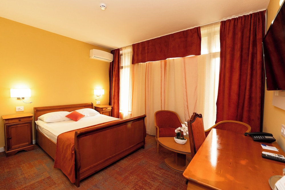 جناح بسرير كوين، Continental Hotel 3/8
