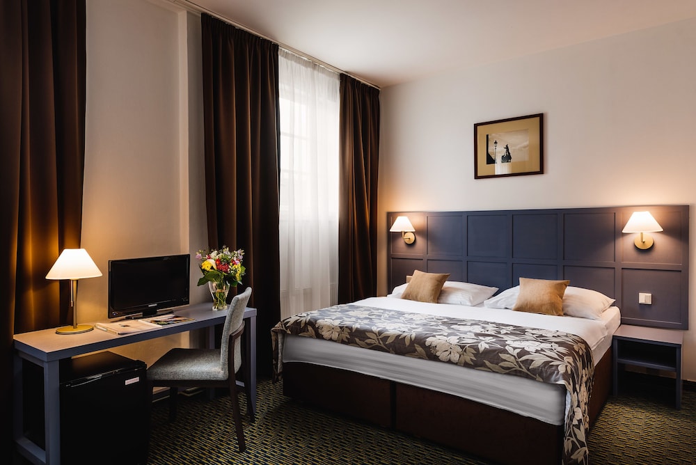 Central Hotel 18/47