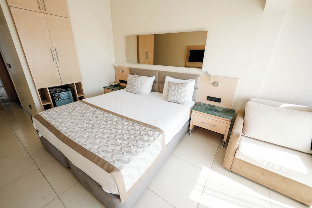 ROOM, SINGLE