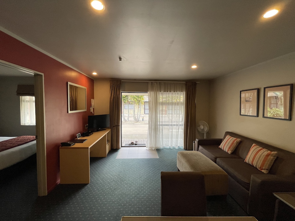 Bentleys Motor Inn 33/50
