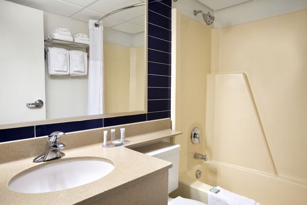 جناح ديلوكس بسرير كينج، Travelodge by Wyndham Edmonton West 5/5