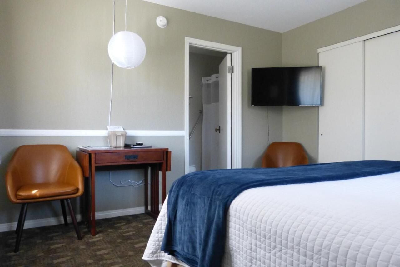 DELUXE, QUEEN BED