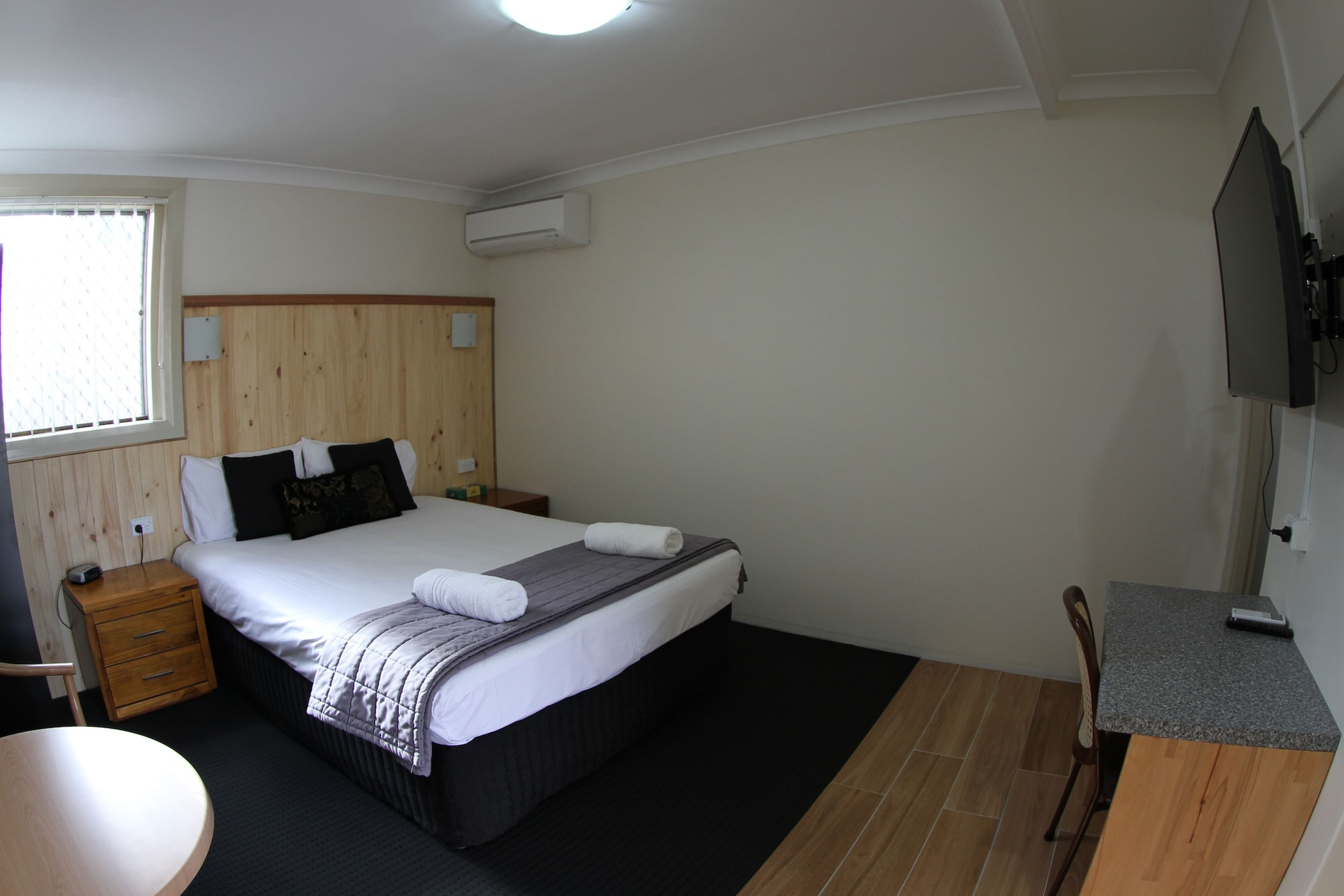 EXECUTIVE, QUEEN BED