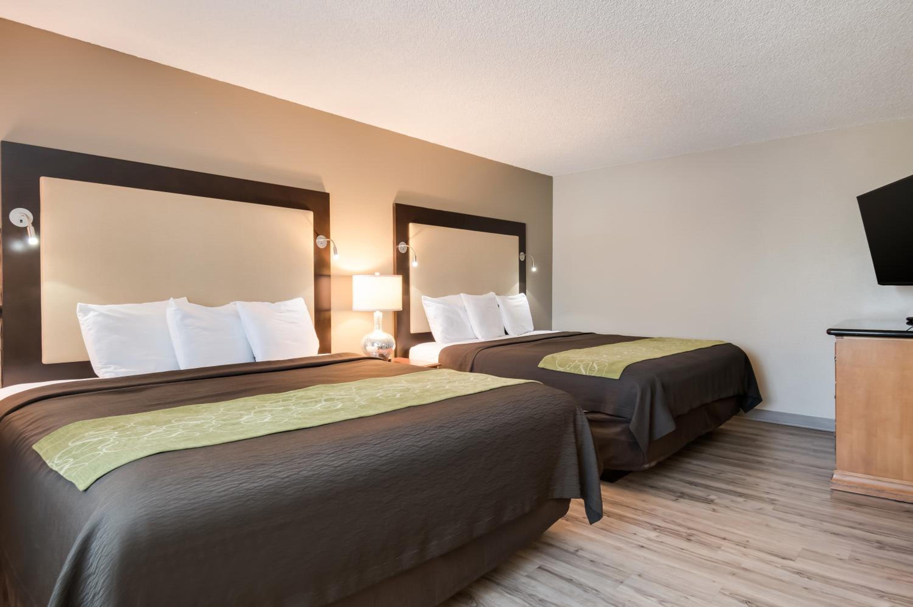 Efficiency, Family Suite, 2 King Beds, Sofa، Rodeway Inn & Suites Portland West - Beaverton 4/8