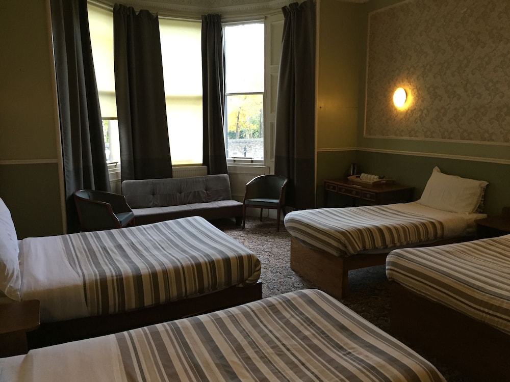 Edinburgh House Hotel 8/50