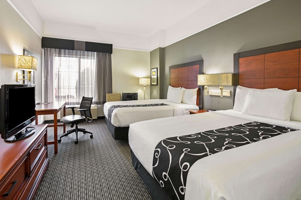 La Quinta Inn & Suites by Wyndham DFW Airport South / Irving 20/52