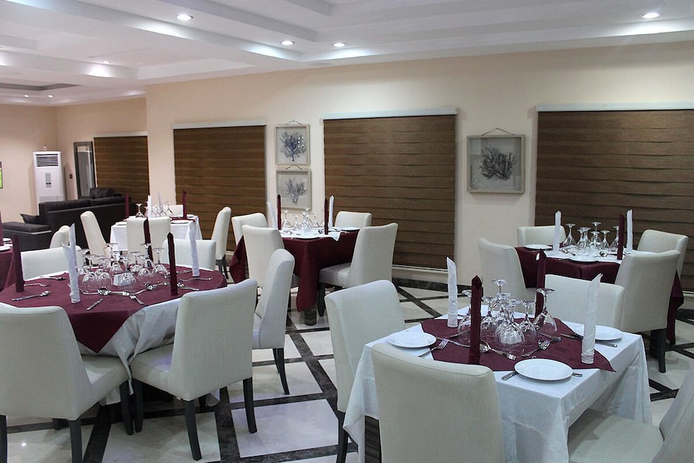 Ellyxville Hotels 30/39