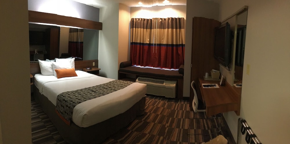 Room at Microtel Inn & Suites by Wyndham Philadelphia Airport, PHILADELPHIA - PA