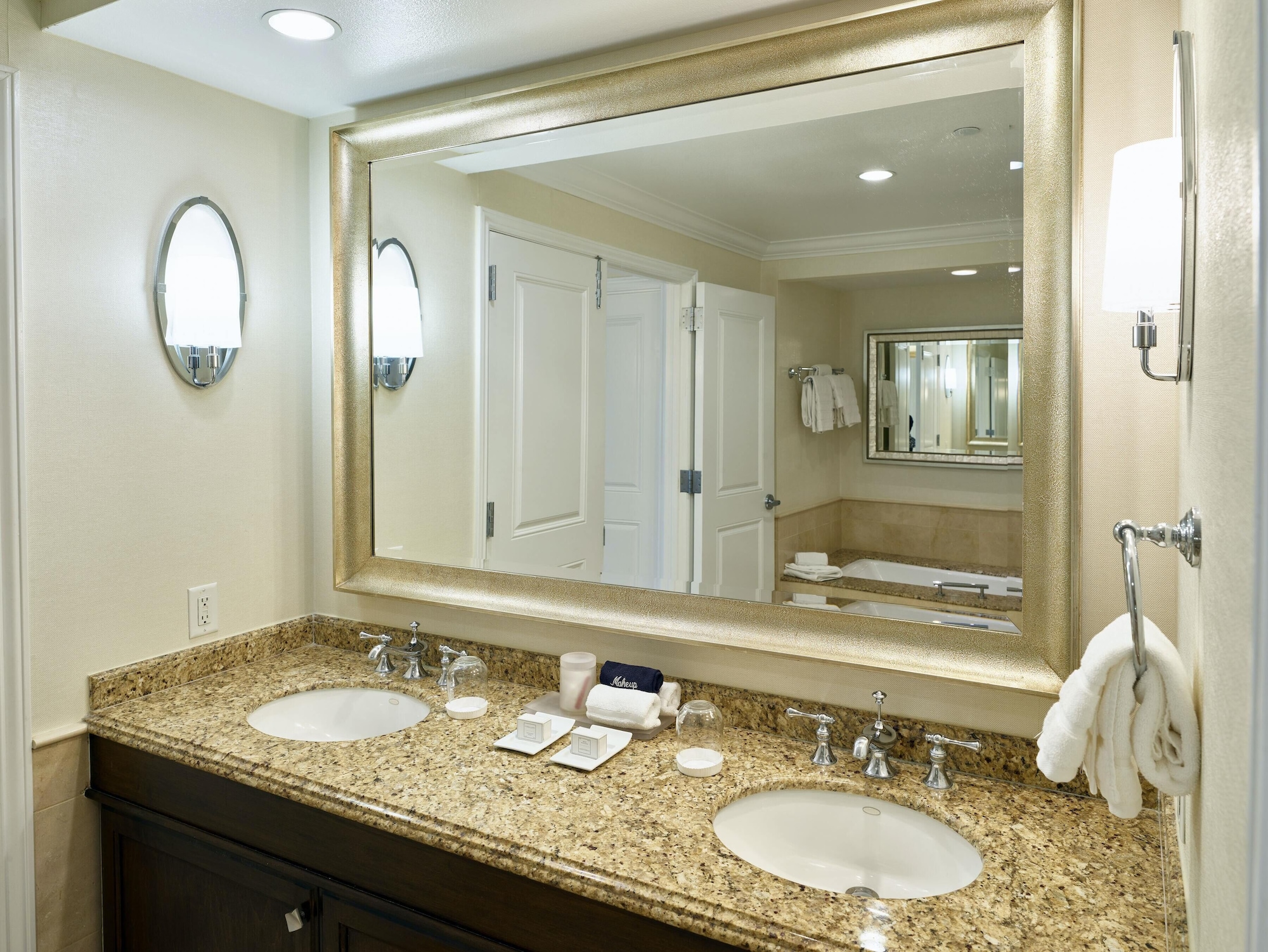 1 Bedroom, Suite, King Bed, Bay View، Balboa Bay Resort 2/6