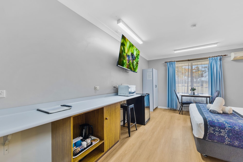 CASTLREAGH MOTOR INN 31/50