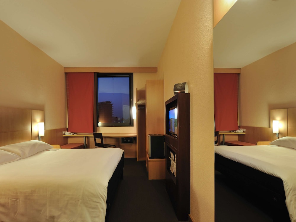 Ibis Styles Dakar 8/67